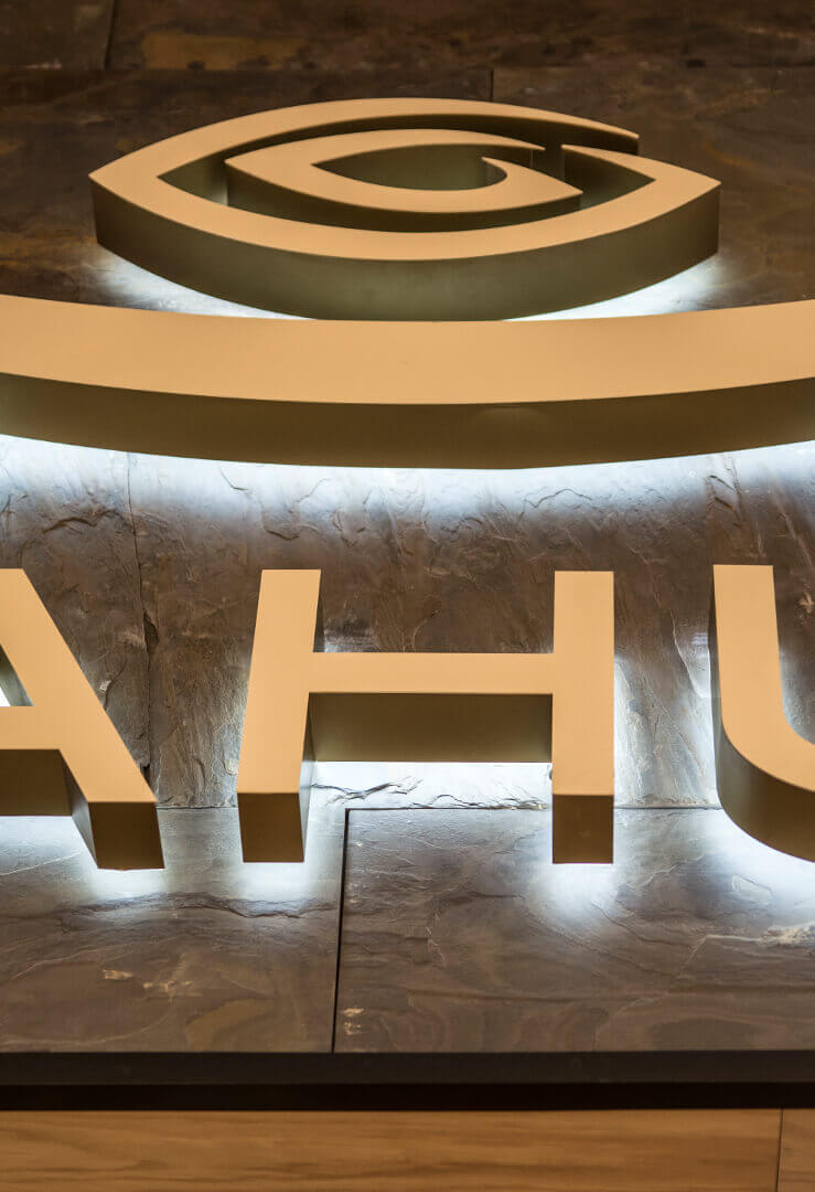 Nahua - LED light letters placed on the wall, visible halo effect